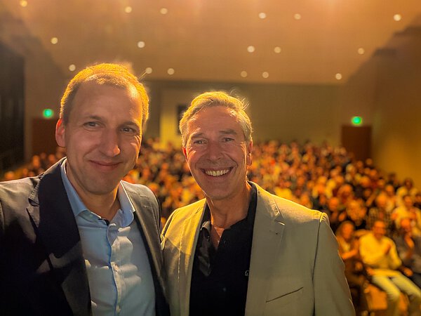 Tobias Stahl mit Dirk Steffens beim Living Planet Vortrag